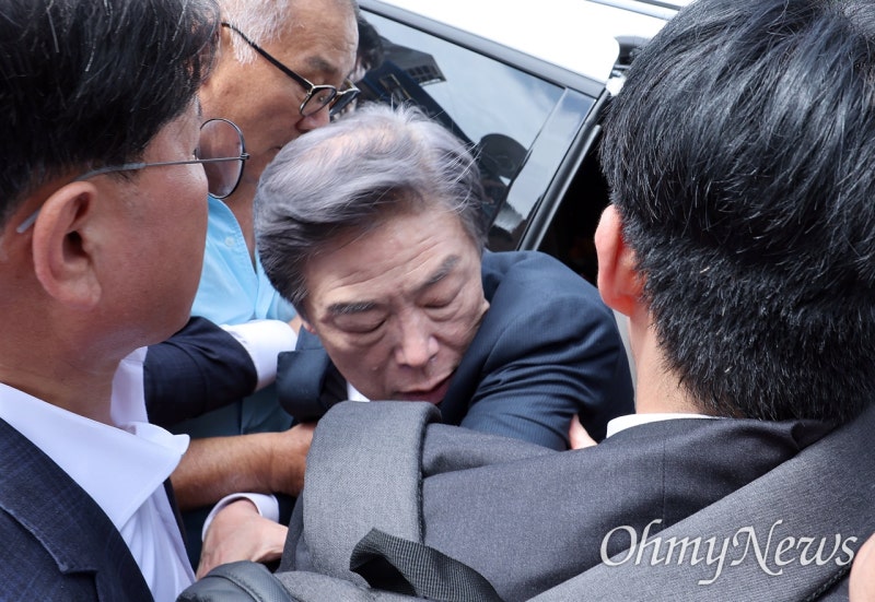 국회 온 <b>김형석 독립기념관장</b>, "민주당이 배후" 주장하다 줄행랑