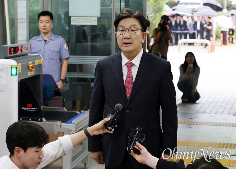 <b>구속</b>위기 <b>권성동</b> "난 결백"... "내란성동" 항의에 보좌관 달려들어 소동...