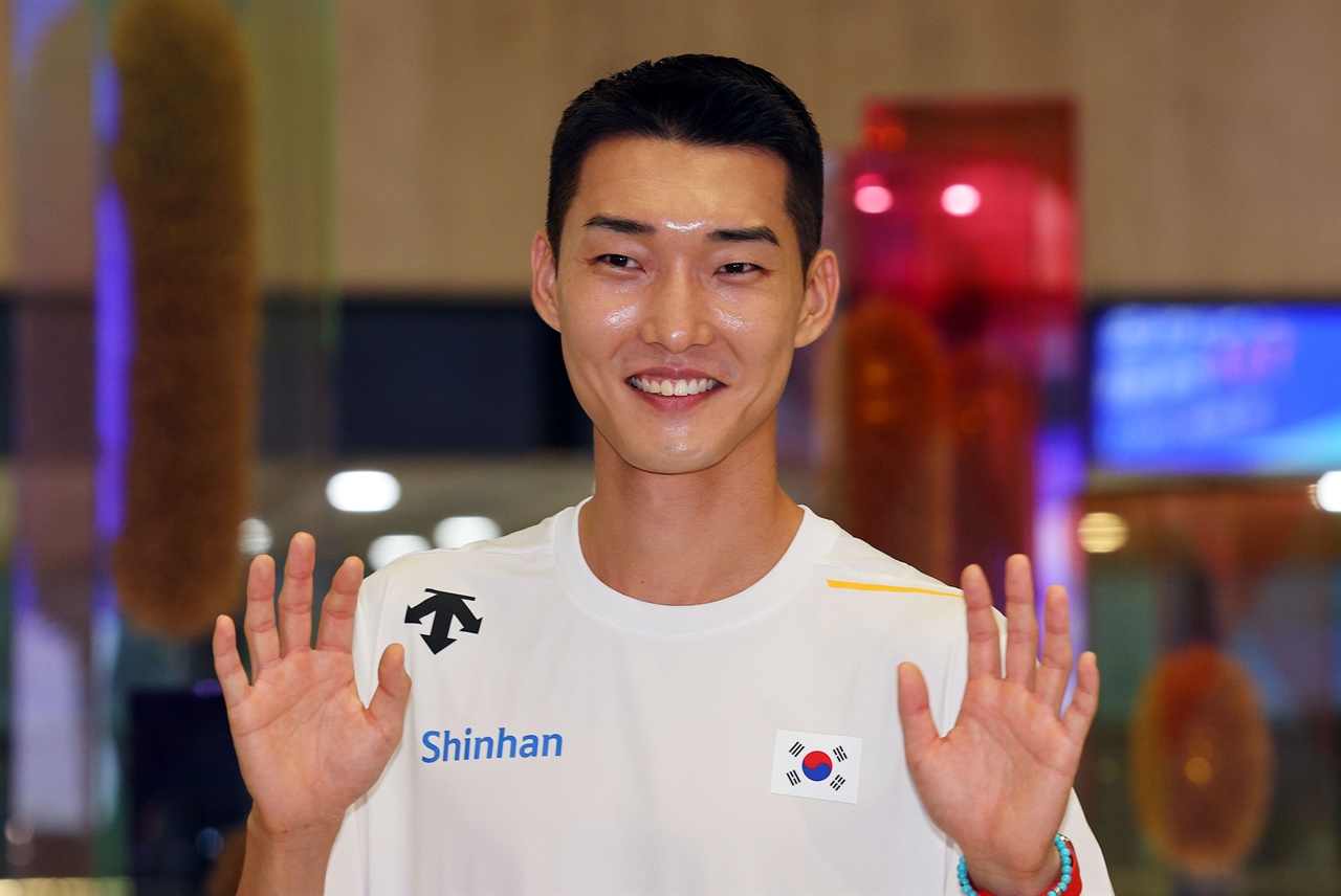 <b>우상혁</b>, <b>세계</b><b>선수권 은메달</b>... 한국 <b>육상</b> 역사 또 썼다