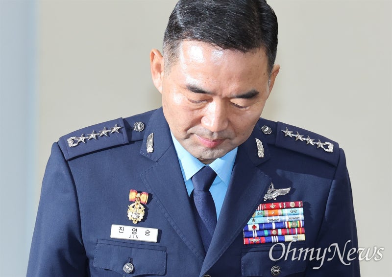 [오마이포토] 고개숙인 <b>합참의장</b> 후보 "비상계엄 군 투입, 사죄드린다"