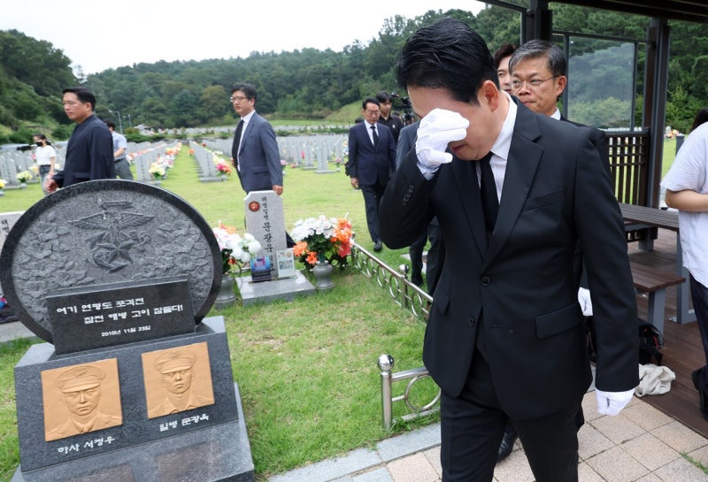 채<b>상병</b> 묘소에서 눈물 흘린 장동혁... "특검 수사 방해 안 해"