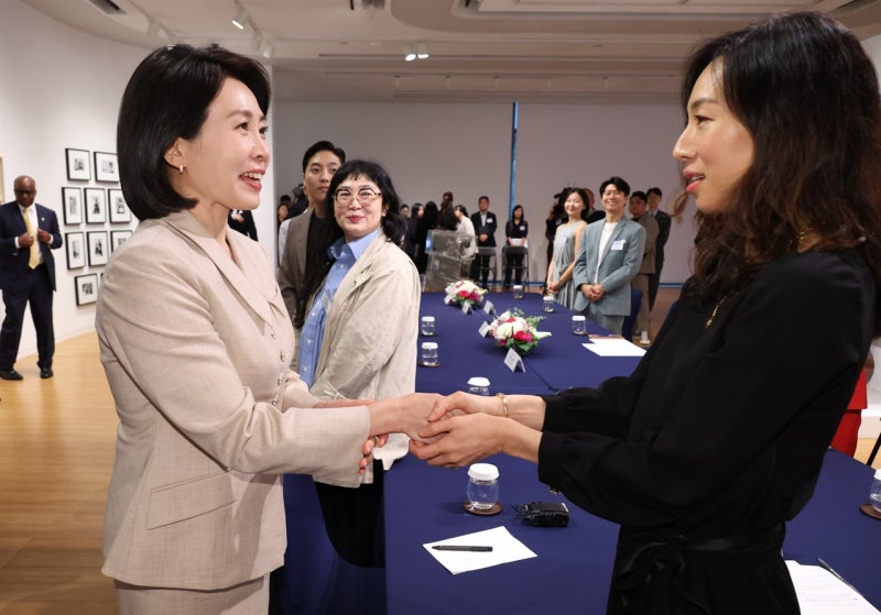 "상상을 못했다" 김밥 싸는 시범 보인 <b>김혜경 여사</b>가 놀란 까닭