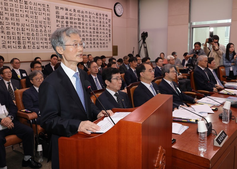 <b>조희대</b> 국회 출석...인사말 마치고 국감장 못 떠나는 <b>대법원장</b>