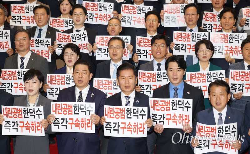 정청래 "CCTV 속 내란 <b>공범</b> 웃는 장면 생생... <b>한덕수</b> 즉각 <b>구속</b>해야"