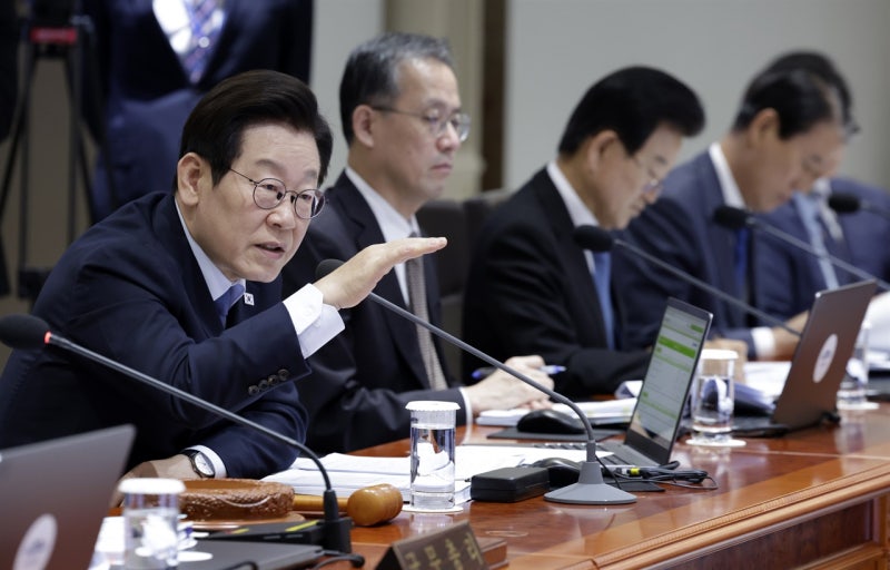 이 <b>대통령</b> "주식 최고가 갱신 당연"... 부동산 <b>투기</b> 철저 차단 지시