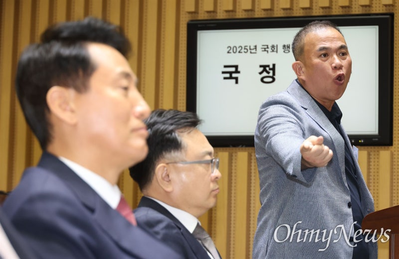 국감장에서 <b>오세훈</b> 만난 <b>명태균</b> "(내 앞에서) 바로 울더라"
