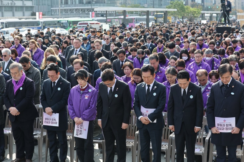 <b>이태원 참사</b> 첫 정부 <b>추모</b>식, 대통령 "깊이 사죄, 하나하나 바로 잡겠다...
