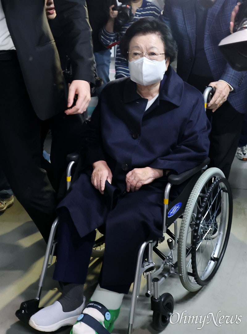 '<b>금거북이 매관매직</b>' 의혹 <b>이배용</b>, 휠체어 타고 지하로 '도둑 출석'
