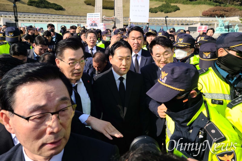 "<b>장동혁</b> 안 돼" 5·18 <b>묘역</b> 막아선 시민들...국힘 지도부, <b>참배</b> 무산