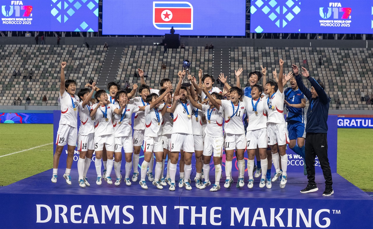 북한 <b>축구</b>소녀들, <b>U-17 월드컵</b> 통산 최다 '네 번째 우승'