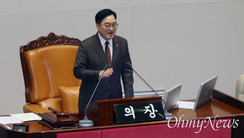 "의장에 인사 안 해" "<b>국회</b> 예의 지켜라" <b>본회의</b>장 고성 오간 여야