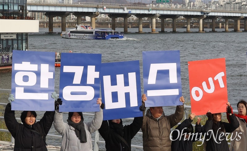 강바닥 좌초에도 <b>한강버스</b>는 '운행 중'... "<b>오세훈</b> 치적 실험 멈춰야"