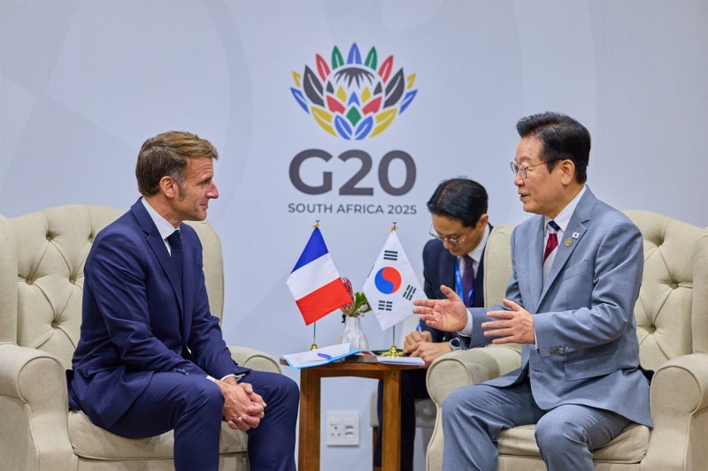 마크롱 만난 이 <b>대통령</b> "G7때 같이 찍은 영상, 한국서 유명하다"