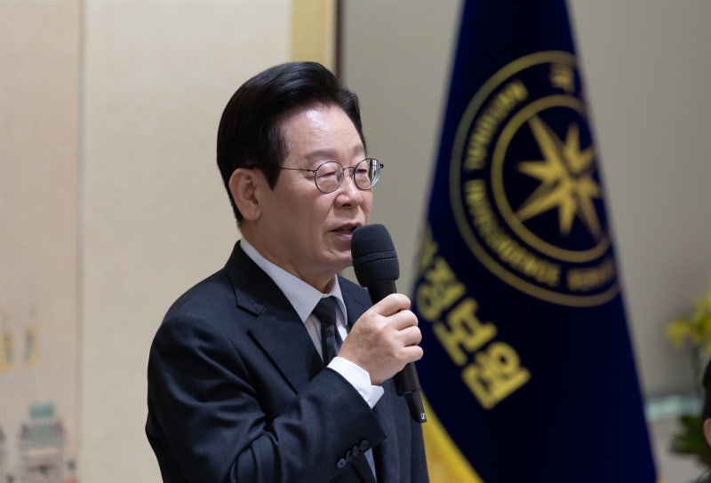 취임 후 처음 <b>국정원</b> 찾은 이 <b>대통령</b> "새로운 각오 보여달라"