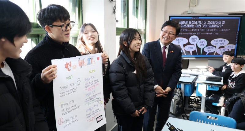 "가짜뉴스로부터 보호법 필요" 학생 발표...<b>최교진</b> "희망 봤다"