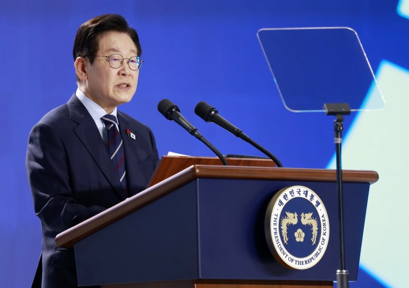 이 <b>대통령</b>, 북한에 "<b>남북</b> 연락 채널부터 복원하자" 제안