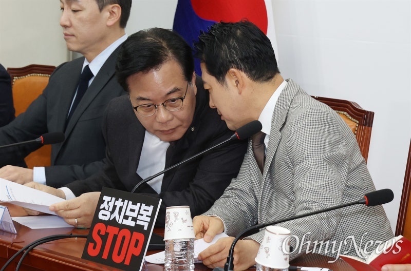 <b>민주당</b>-<b>통일교</b> <b>의혹</b>에 손발 안 맞는 국힘...재수사? 사퇴?
