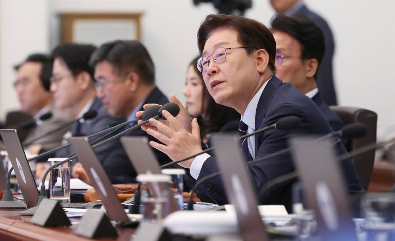 <b>이 대통령</b> "특정 정당 <b>방송</b>인지 객관성도 없고... 제재 없나"