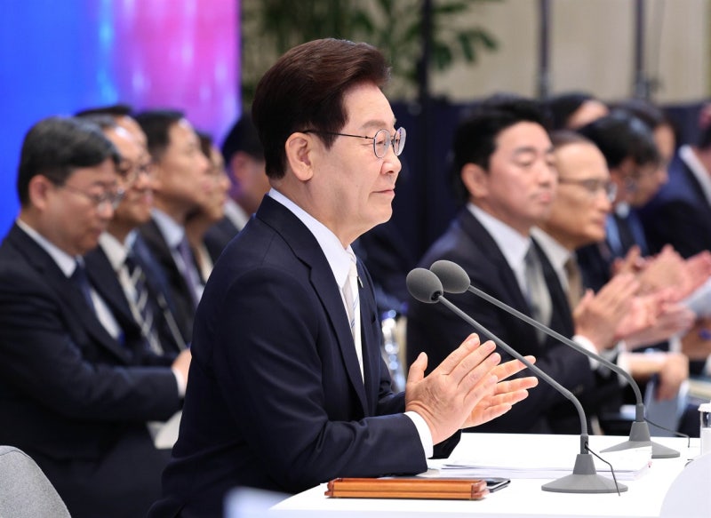 이 대통령 "지선 결과, 도대체 납득할 수 없는 상황...그것도 국민이 주는 경고"