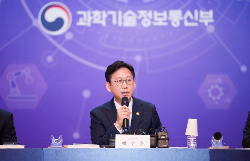 <b>젠슨 황</b> 만난 <b>배경훈</b> 부총리 "AI 팩토리 연내· R&D센터 조속히 추진"