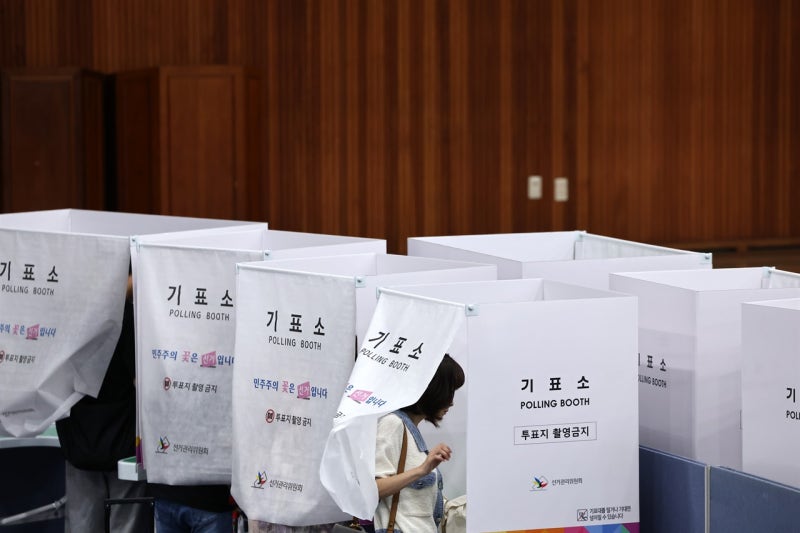 "못 들어가요" 투표소 문턱서 지워진 사람들, 여기 있습니다