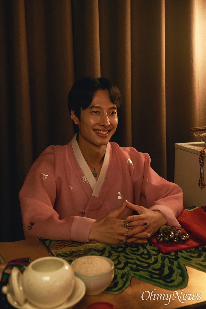 "배우 활동의 마음 3% 정도... 무당으로서 우선 잘하고 싶어"