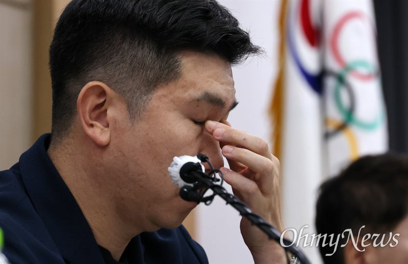 봉쇄 피해액 60억, 칼 빌려 출국 펜싱팀... 유승민 체육회장 "공권력 투입 요청"