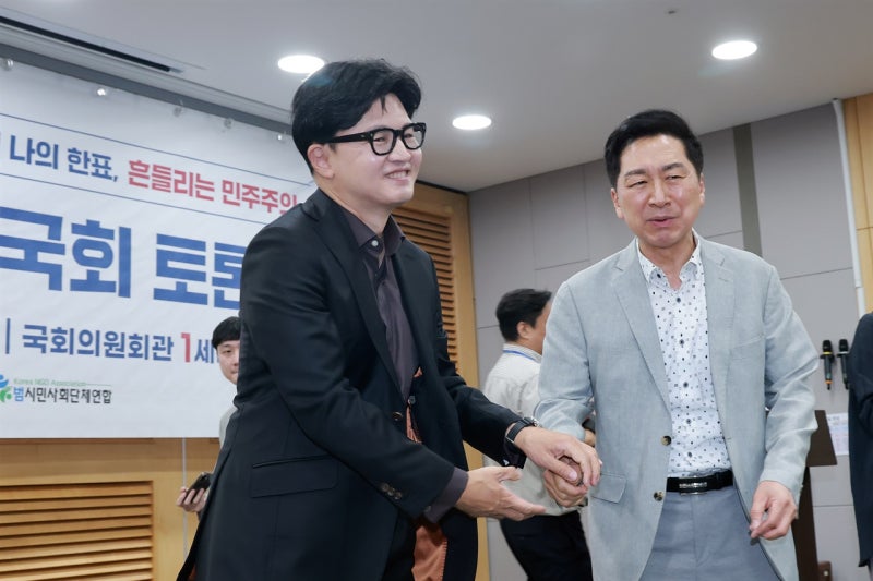 한동훈 "복당은 장강의 흐름"... 장예찬 "왕자병, 당 깨진다"
