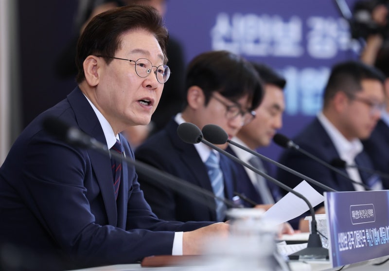 이 대통령 "미국 팔란티어와 경쟁할 방산 혁신<b>기업</b> 만들 것"