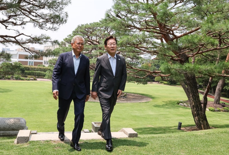 이 대통령-문 전 대통령 "가짜뉴스·<b>멸칭</b> 누구에게도 도움 안 돼"