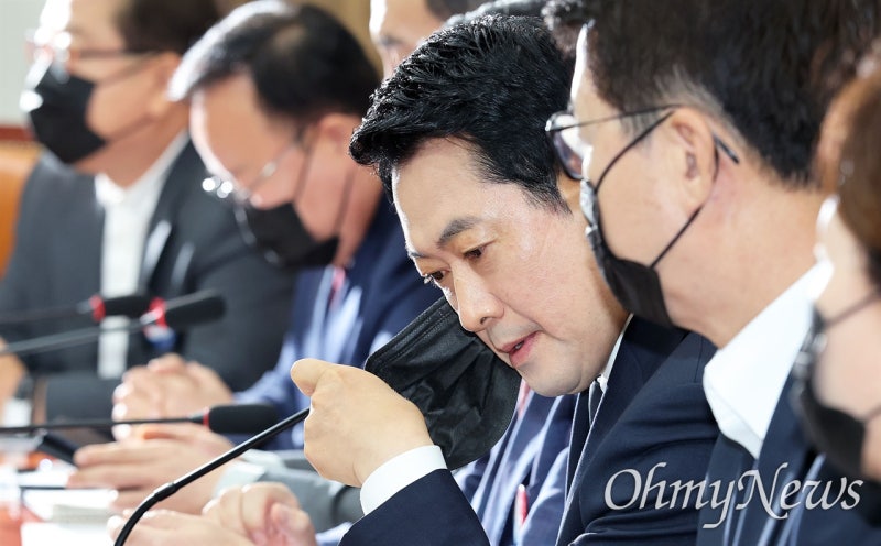 사면초가 장동혁... '윤리위 카드' 꺼냈지만 역풍에 오히려 포위