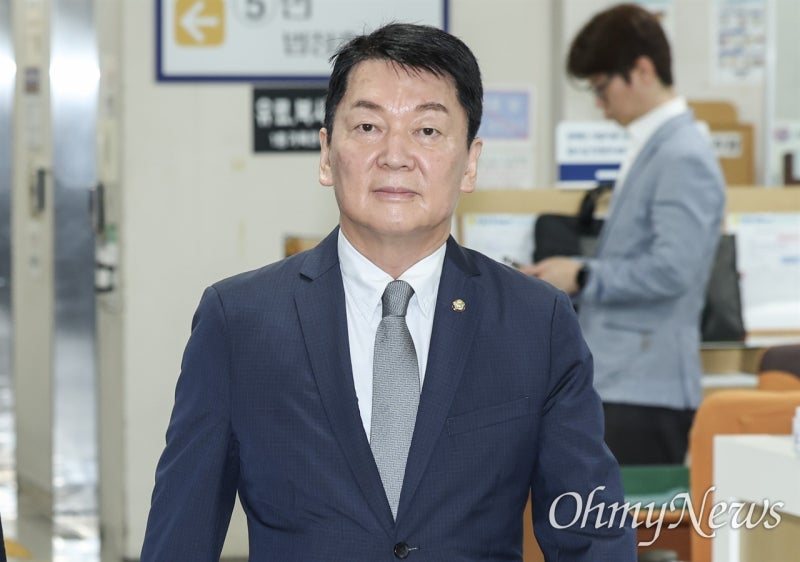 안철수, 기자회견까지 열고 "한동훈 우리 당에 얼씬도 말라"