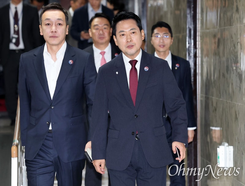 국힘 PK 지지율 20.6%p 폭락... 민주당 지자체장 활약 탓?