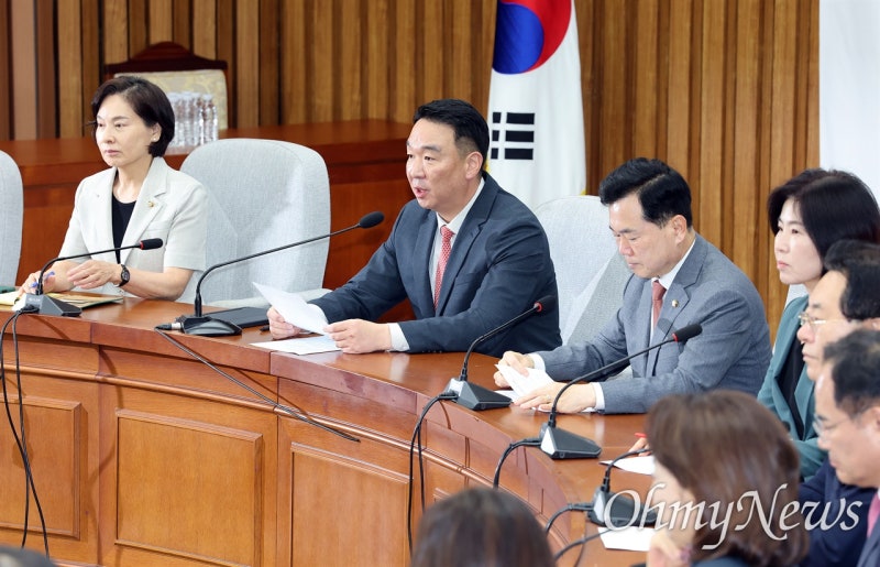 국힘 '<b>멱살잡이</b>' 소동에 정점식 회의 불참... <b>권영진</b> 단체방에 '사과문...