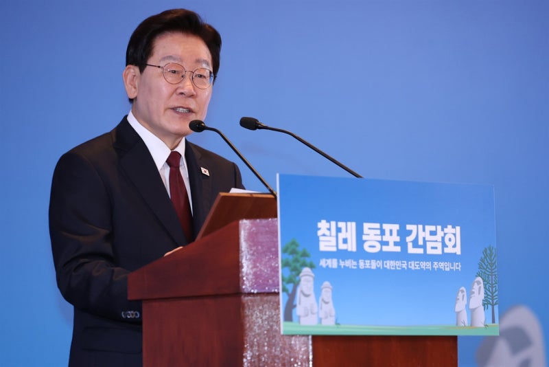 <b>칠레</b> 동포 만난 이 대통령 "이 쉬운 걸 왜 안하고 있었는지..."