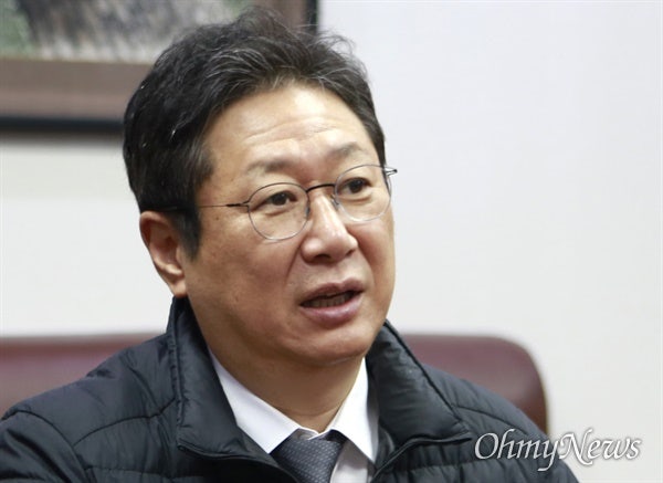 논란 3일 만에 <b>황희</b> "버스하우스 제안, 머리숙여 사과"