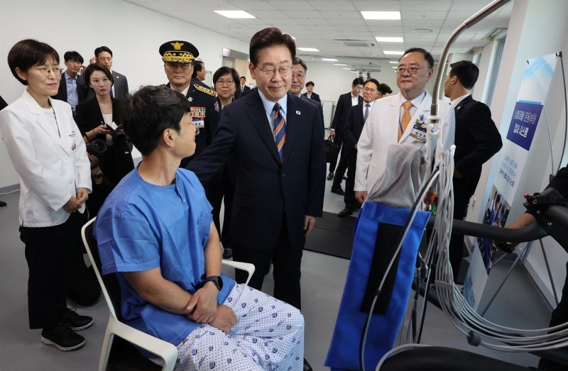 <b>국립소방병원</b> 찾은 이 대통령 "영웅 지키는 것이 국민 지키는 것"