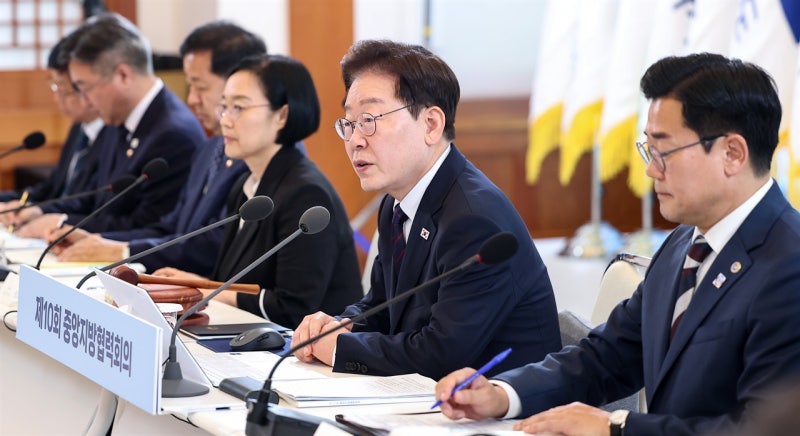 이 대통령 "<b>중앙</b>-<b>지방</b>정부, 지속 발전 위한 운명 공동체"