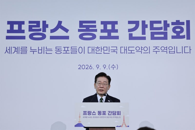 <b>이 대통령</b> "저의 <b>임기</b>, 헌법상 명확히 <b>제한</b>돼 있어"