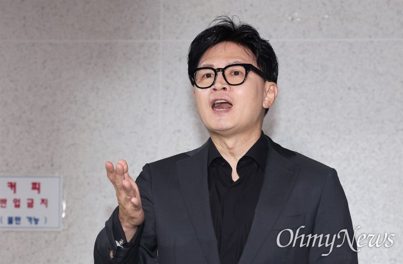 이 대통령 기자<b>회견</b> 안 끝났는데... <b>한동훈</b> "전두환 호헌 선언"