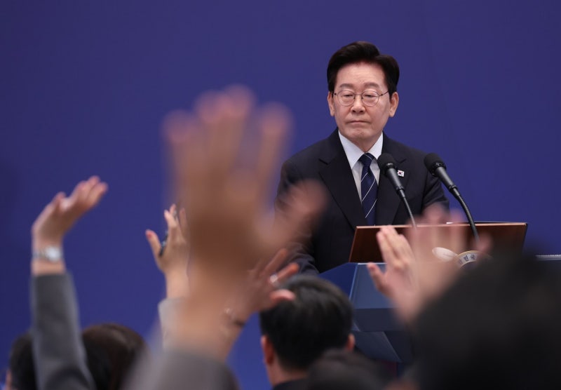 '대통령의 친구' 향한 이 대통령의 호소 "멸칭·폭언, <b>개혁</b>의 장애물"