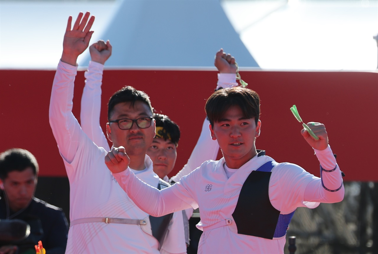 한국 <b>남자</b> 양궁, 인도 꺾고 리커브 단체전 금메달