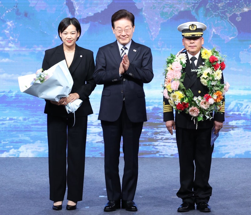 꽃목걸이 든 이 대통령 "<b>북극항로</b>, 위기 때 기댈 또 하나의 선택지"