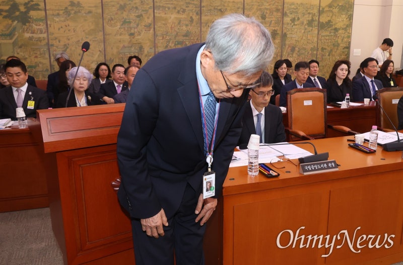 두 번 고개 숙인 <b>유홍준</b> "미술사학자로서 큰 실수"... <b>사퇴 요구</b>엔 침묵