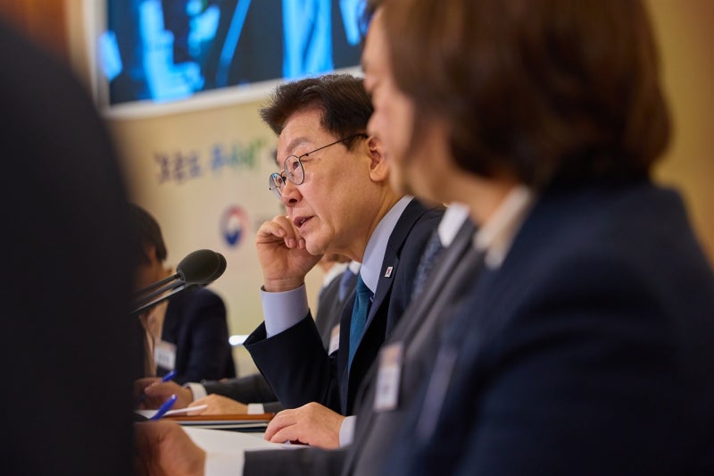 <b>이 대통령</b> 국정<b>지지율 39</b>%, 서울 지역 긍정평가는 상승