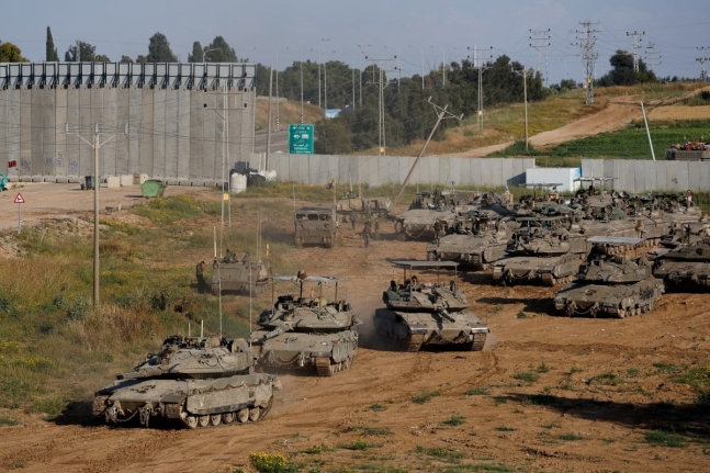 지난 10일(현지시간) 이스라엘군 탱크들이 가자지구 접경 지역에서 가자지구로 향하고 있다.  사진=연합뉴스