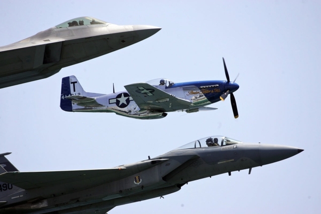 P-51 머스탱 전투기와 F-22 랩터, F-18 전투기. 사진=AP·연합뉴스