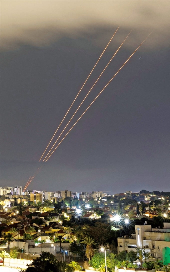 4월 13일 이스라엘의 미사일방어체계 '아이언돔'이 이스라엘 상공에서 이란 드론과 미사일을 격추하고 있다. 이날 이스라엘방위군(IDF)은 전날 밤 이란이 발사한 미사일과 드론 200여 대 중 99%를 요격하는 데 성
