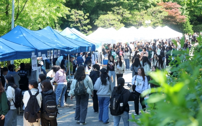 서울의 한 대학교에서 축제를 즐기는 학생들의 모습.  사진=한국경제신문