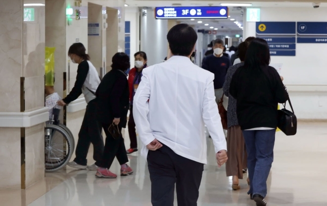 서울의 한 병원에서 의료진이 걸어가고 있다.  사진=연합뉴스